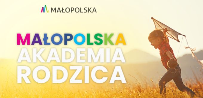 Zdjęcie górskiej łąki z dzieckiem biegnącym z latawcem w ręce, na środku napis Małopolska Akademia Rodzica, powyżej logo Małopolska